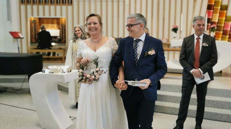 Et av dagens mange par som fikk 22.02.2022 som sin bryllupsdag. Her i Hønefoss kirke. Foto: Den norske kirke.
