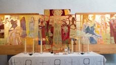 Alter og altertavle i Holmen kirke. Foto: Jan Olav Langseth