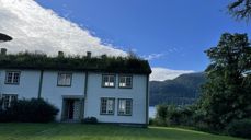 Tingvoll prestegård er en av eiendommene som Den norske kirke skal overta fra Opplysningsvesenets fond (OVF). Foto: Den norske kirke.