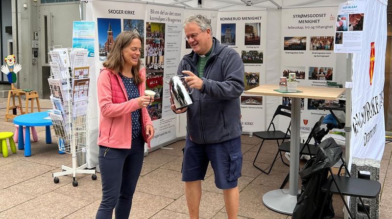 Besøk vår stand på torget! Her er Malin fra Strømsgodset menighet og Knut fra Mjøndalen, på Elvefestivalen. Foto: Kirken i Drammen.