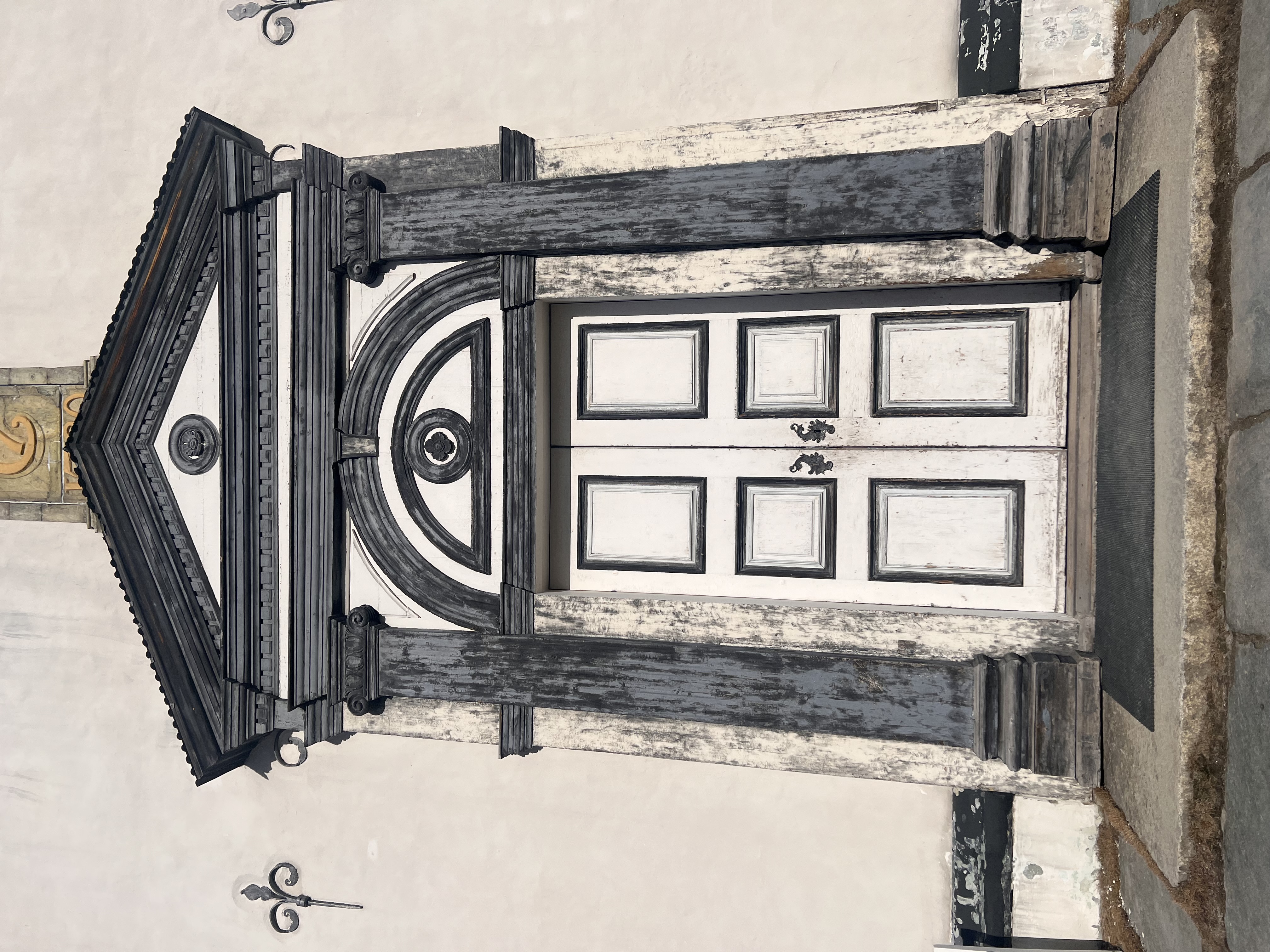 Hovedinngangen i Røros kirke pusses opp i sommer.