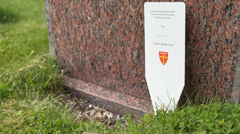 Slike pinner settes nå ut på gravplassene våre.