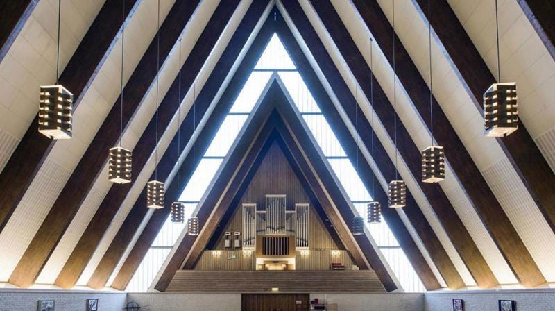 Biskopshavn kirke har høy takhøyde og lav terskel – bokstavelig talt!