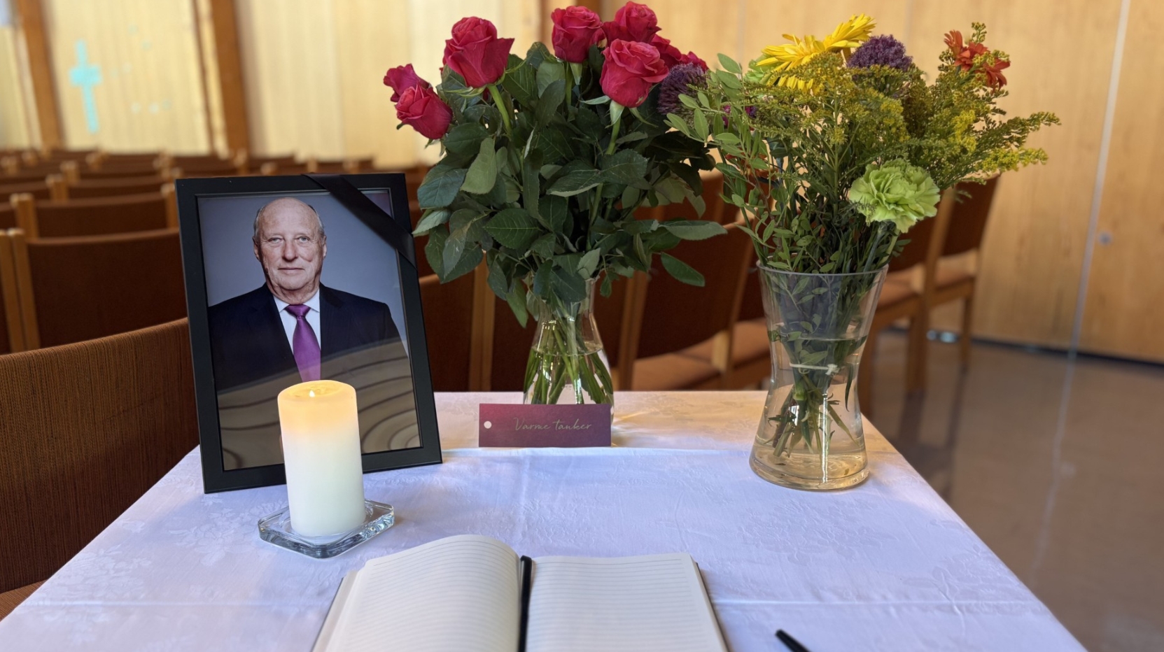 Foto av H.M. Kong Harald: Jørgen Gomnæs - Det kongelige hoff. Kondolanseprotokollen i forbindelse med H.M. Kong Haralds ligger i Rødtvet kirke frem til begravelsen.