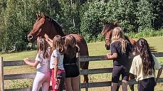 Ferieklubben på gårdsbesøk i 2023. Foto: Lasse Rasmussen Moskvil.