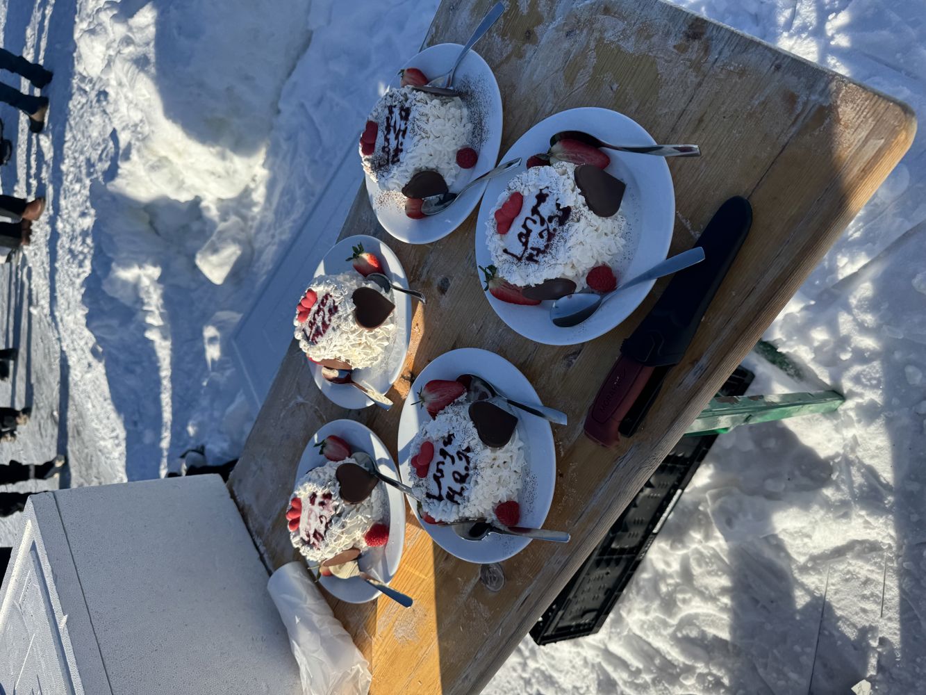 Bryllupskake ble selvfølgelig servert til parene etter vielsen.