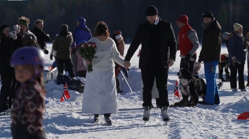 Maria Christine Hedström og Rasmus Olof Anders Ahnell sa ja til hverandre på isen. Skjermbilde: NRK Dagsrevyen, lørdag 14. februar.