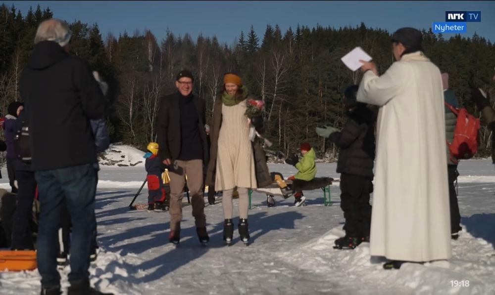 Enda et lykkelig par på skøyter! Skjermbilde fra NRK Dagsrevyen, lørdag 14. februar.