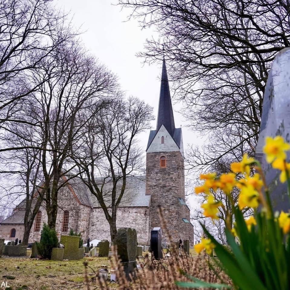 Kirken med påskeliljer