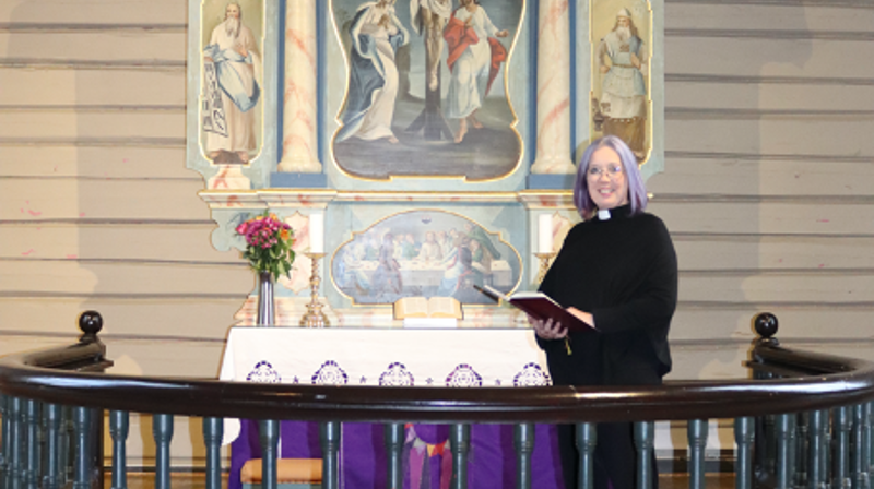 På bildet er Helen Dexter avbildet foran altertavlen i Kvæfjord kirke