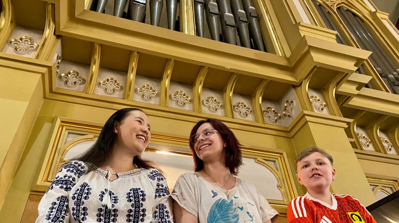 Spente elever før høymessen søndag 16. juni. F. h; Teodor Osland (11), Elena Pavlovic (18) og Miriam Jepsen (18). Synne Klouman Grundt (18) var ikke til stedet da bildet ble tatt. Foto: Elisabeth Helgeland Wold