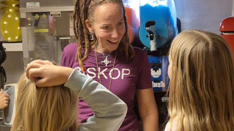 Det ble et godt møte mellom Oslo biskop Sunniva og tweensen i Ris, under fredagens besøk.