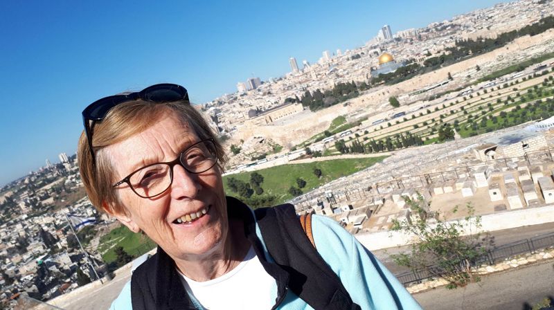 Anne Helene foran "skylinen" i Jerusalem med tempelet og Klippedomen. Jerusalem er et sted Anne Helene gjerne besøker og hvor hun trives godt. (Foto: Privat).