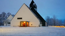 Holmen kirke vinter. Foto: Norunn Edvardsen