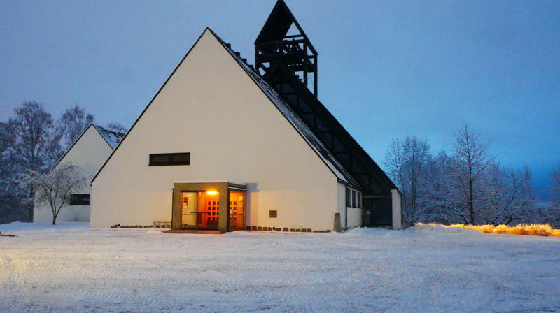 Holmen kirke vinter. Foto: Norunn Edvardsen