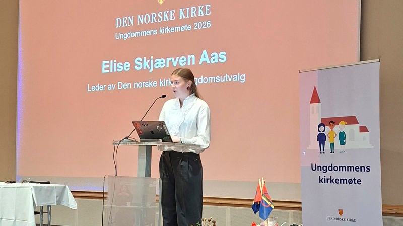 Elise Skjærven Aas på talerstolen.