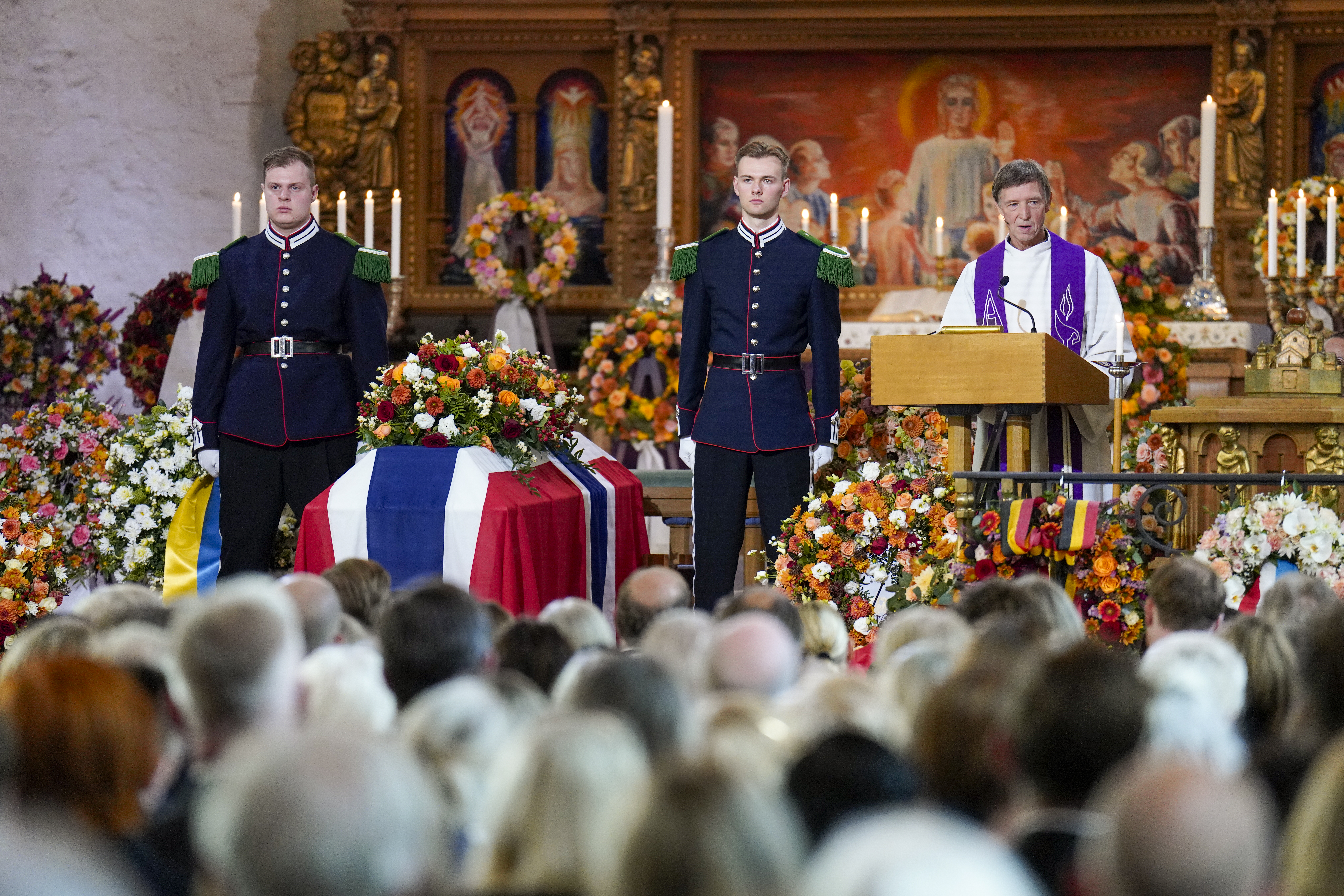 Sokneprest Paul Erik Wirgenes taler under gravferden til prinsesse Astrid. Foto: Stian Lysberg Solum / NTB / POOL