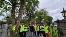 En flott gjeng fra kvalifiseringsenheten i aksjon på Bjugn kirkegård. (Foto: Kvalifiseringsenheten)