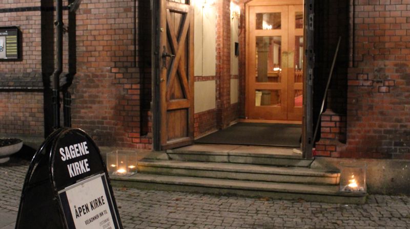 Bilde: Åpne kirker gir rom for ettertanke og å tenne lys.