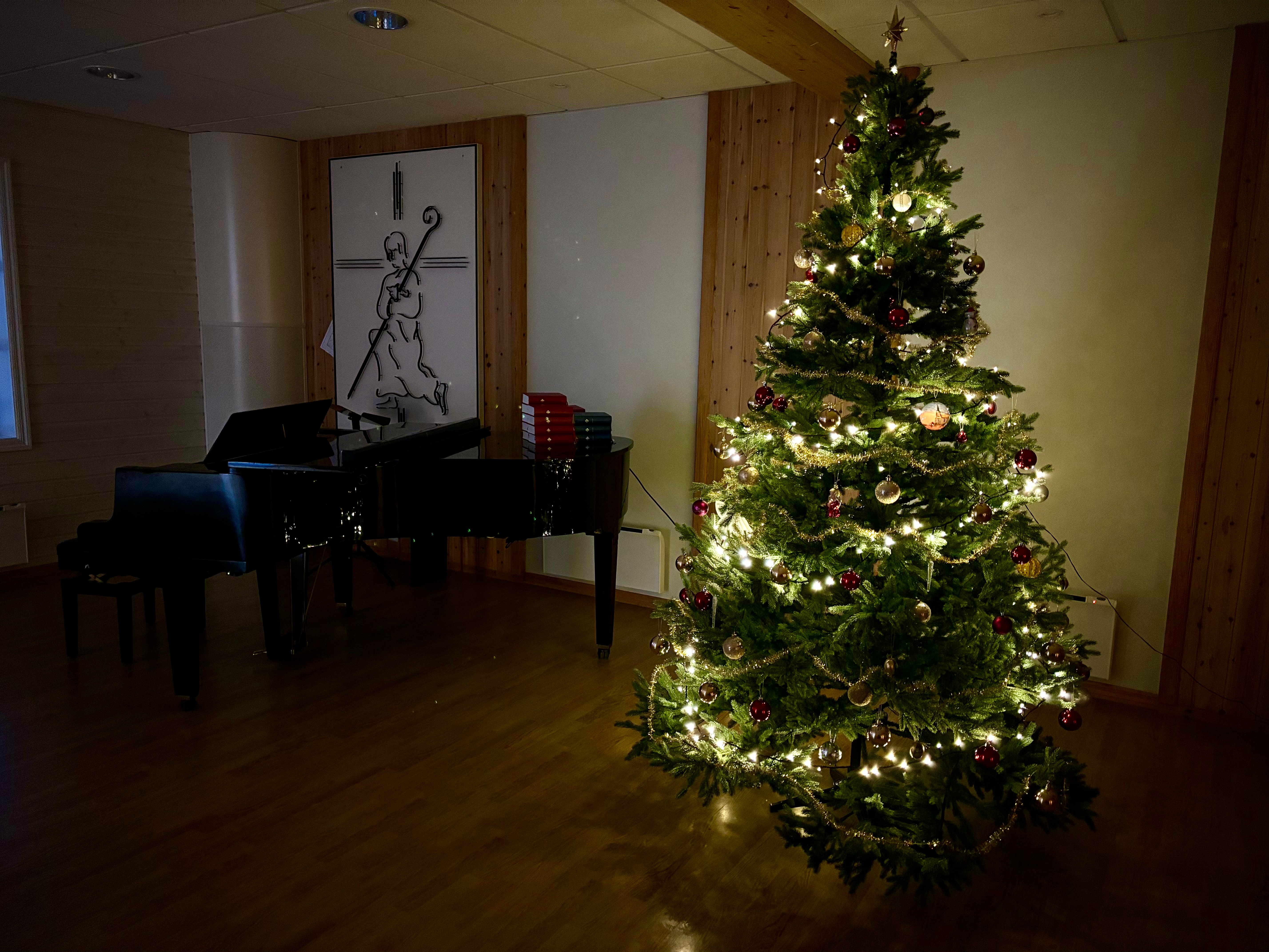 Juletreet er pyntet og klart