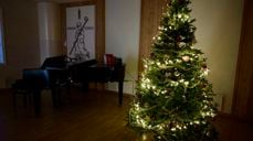 Juletreet er pyntet og klart