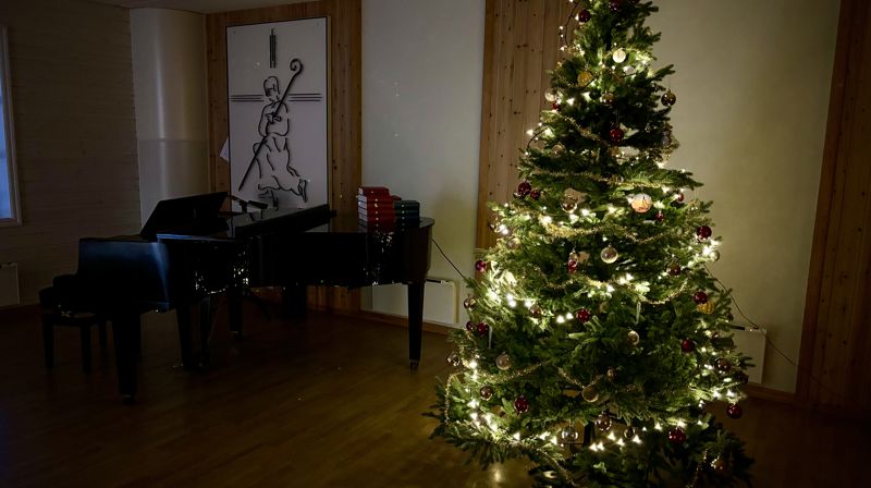 Juletreet er pyntet og klart