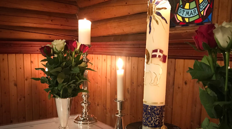 Hånddekorert påskelys på alteret i Plassen kirke. Foto: Marianne Fjelltveit