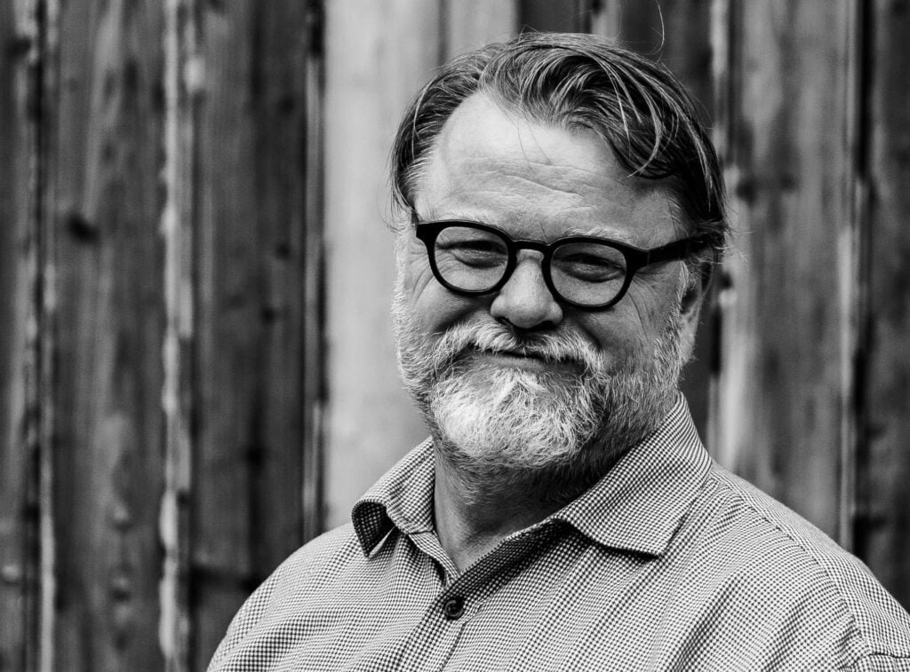 Petter Anton Næss besøker oss under Påfyll denne søndagen. Vi snakker om tro som bærer. 