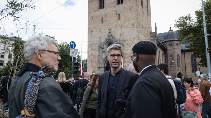 Det livssynsåpne uteteamet foran Oslo domkirke. Fra venstre: Shindo Kreg Viesselman, buddhistmunk tilknyttet Livssynsnøytralt samtalesenter ved UiO og Rinzai zen-senter; Eivind Oftebro, ledende prest i Trefoldighet, freds- og forsoningskirken; Abdifataah Mohamed Mahamud, imam (sykehjemsimam i Oslo kommune). Foto: Hans Jakob Heimvoll / Den norske kirke