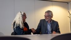 Mette Lilleeng (styreleder i KABB) og Harald Hegstad (leder i Kirkerådet) inngår samarbeidsavtale mellom kirken og KABB. Foto: Den norske kirke.