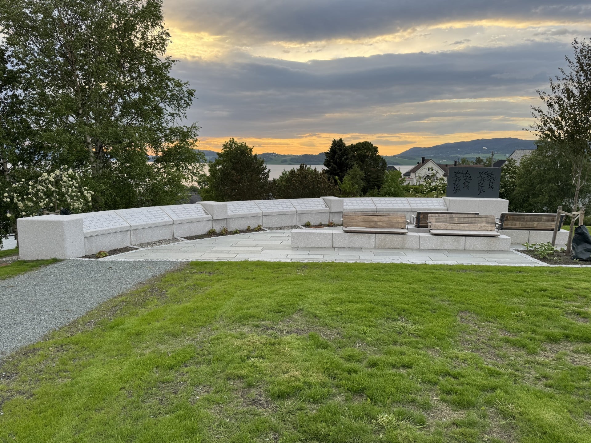 Ordføreren åpner nydelen av kirkegården i Buvika