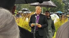 Preses Olav Fykse Tveit heldt tale på Alfaset gravlund i samband med gravlegging av Tamima Nibras Juhar.