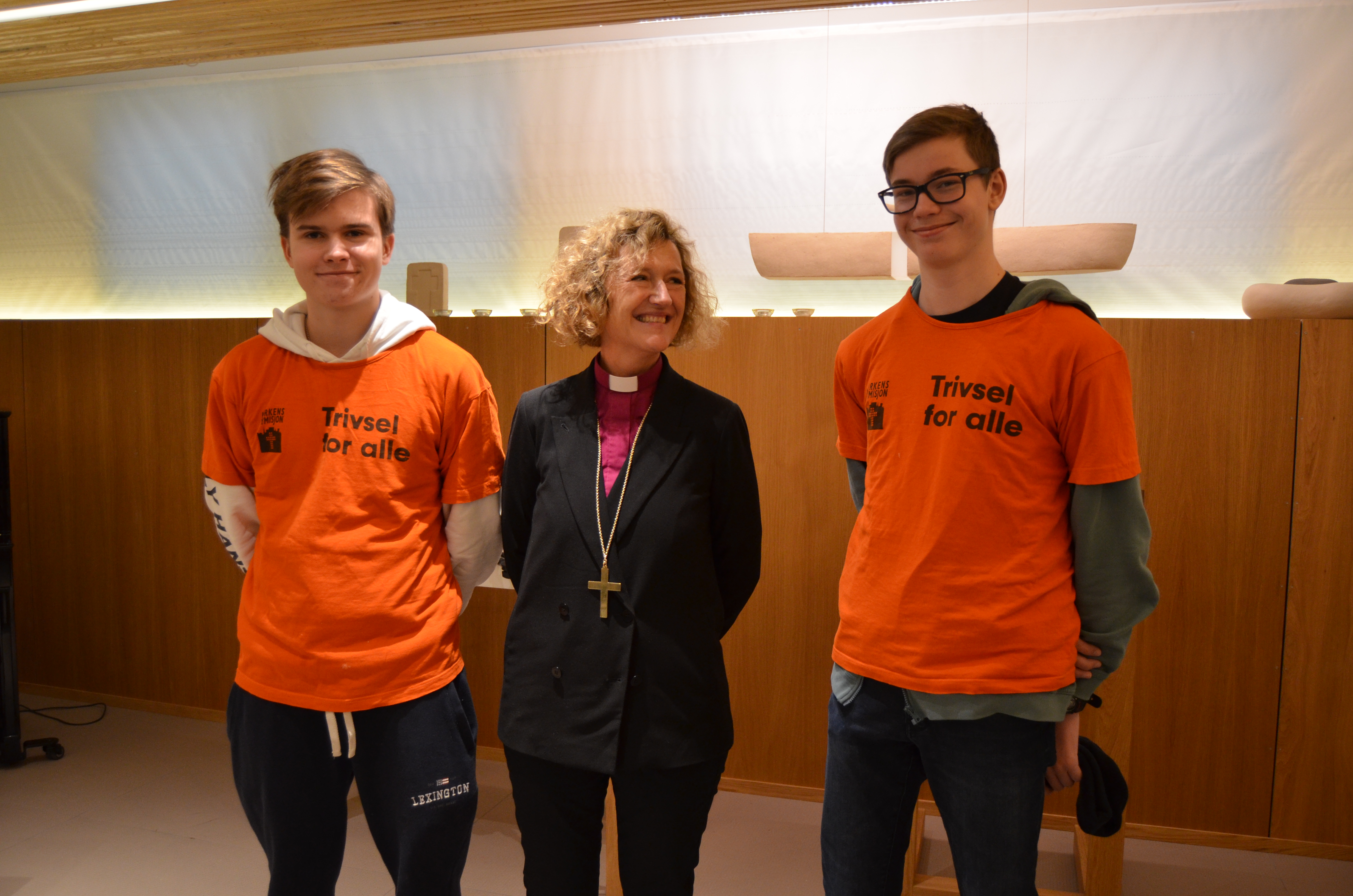 Simen Skålhegg, til venstre, og Henrik Kværnbraaten trives med å jobbe på Bekkelagshjemmet. Her sammen med biskop Kari Veiteberg.