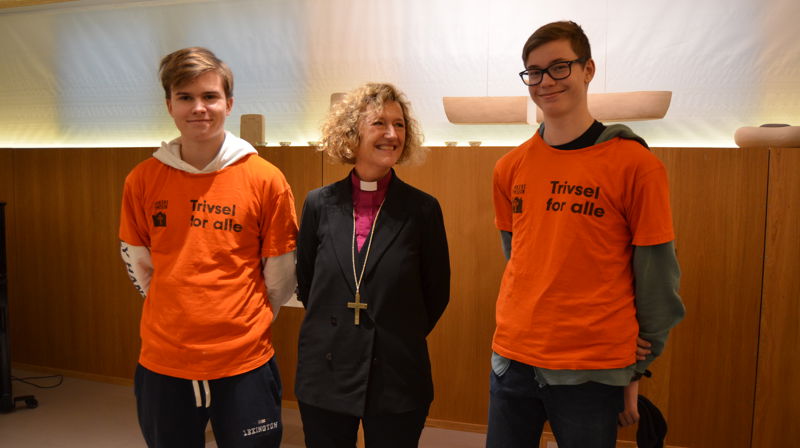 Simen Skålhegg, til venstre, og Henrik Kværnbraaten trives med å jobbe på Bekkelagshjemmet. Her sammen med biskop Kari Veiteberg.