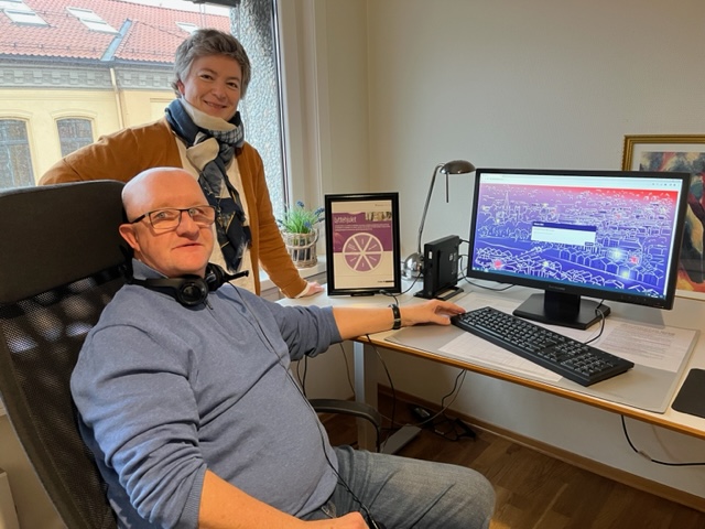 Rune Jonassen, sammen med Tone Schalla, sitter klar til å ta imot telefon.
