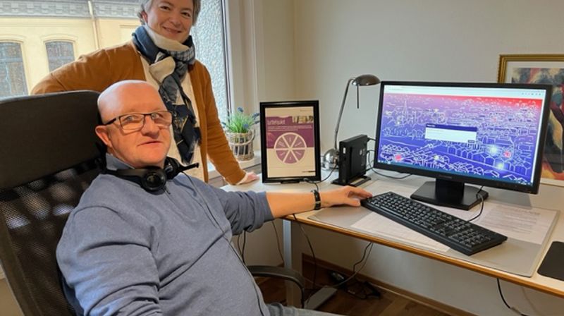 Rune Jonassen, sammen med Tone Schalla, sitter klar til å ta imot telefon.