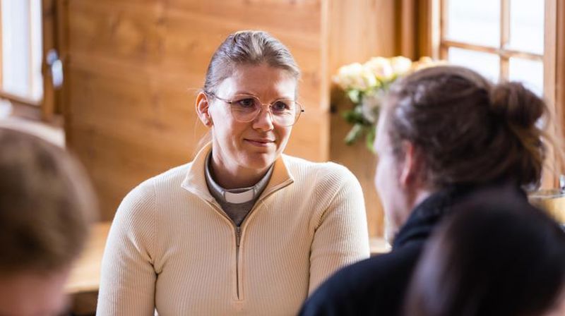 Prest i dialog – foto Marius Vervik