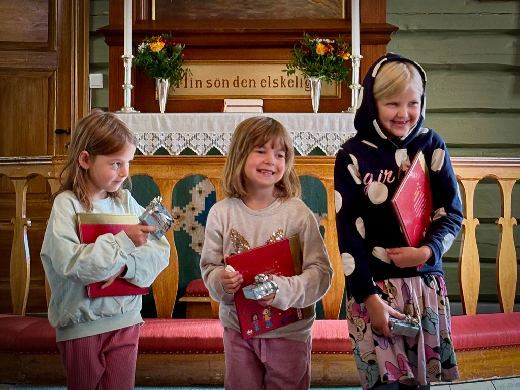 Skolestartere på gudstjeneste i Ljørdalen. Foto: Karoline Petrine Nordmo