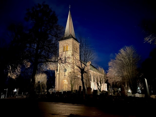 Asker kirke i flomlys advent 2024 | Foto: Knut Lundby