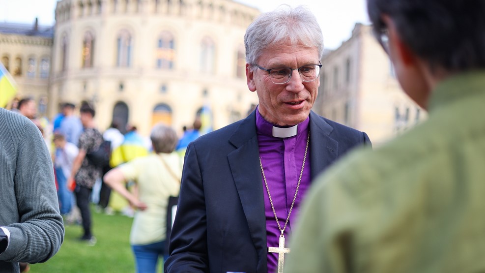 Preses Olav Fykse Tveit deltar i solidaritetsmarkering utenfor Stortinget på lørdag. På bildet fra en tidligere anledning utenfor Stortinget. Foto: Den norske kirke. 