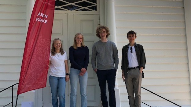 Fire ungdommar på sommarjobb utanfor Skårland kirke i Sandnes. Foto: Ragna Skårland. 