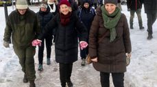Biskop Kari Veiteberg på pilegrimsvandring ut fra Asker kirke. (Foto: Knut Lundby)
