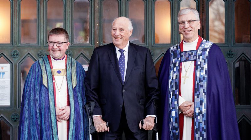 Ny biskop i Sør-Hålogaland Svein Valle, Kong Harald og preses Olav Fykse Tveit. Foto: David Engmo / NTB.