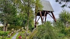Klokkestøpul ved Biskopshavn kirke, der klokkene ringes fra.