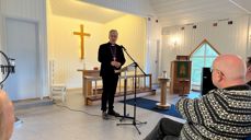 Preses Olav Fykse Tveit talar til kyrkjelyden i Drag kyrkje. Alle foto: Thomas Berbom, Tone Gullaksen