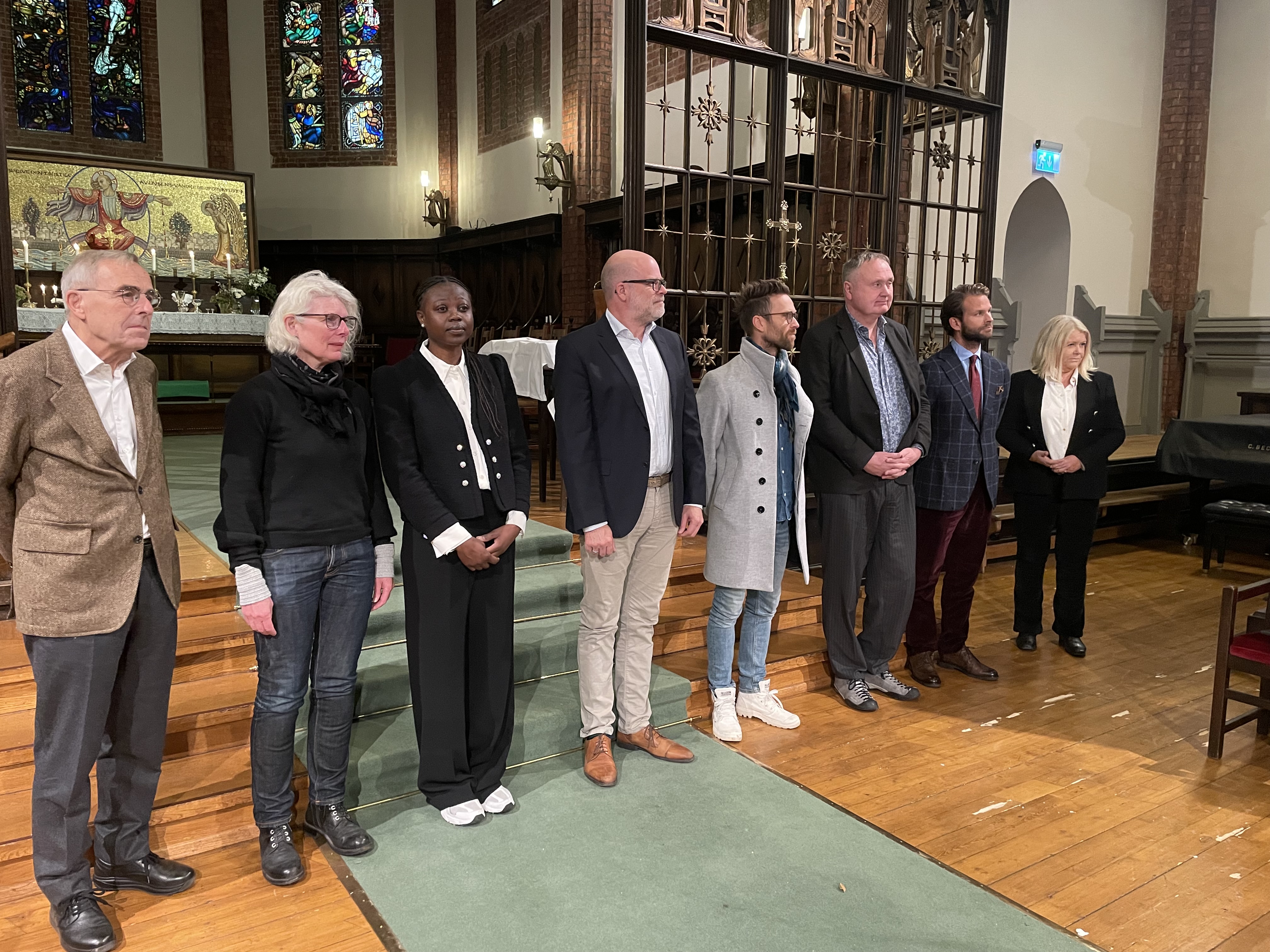 Fra venstre Paul Stray, Inger Marie Lid, Esther Møller, Jørund Torjussen, Bjørn Eriksen(leder), Audun Blokkum, Knut Harald Gjellestad(nestleder), og Torunn Sneltvedt. Hilde Frafjord Johnson, Ragnar Bergem og Inger Schrøder Berg var ikke til stede under fotograferingen.