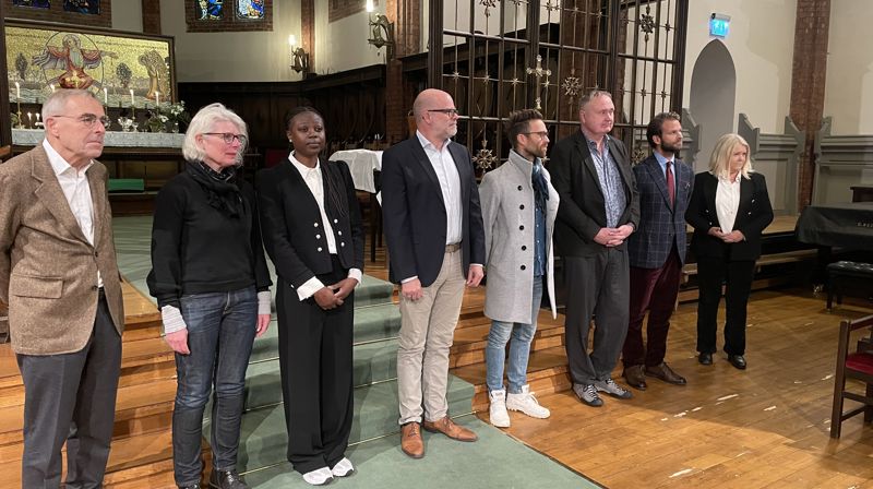 Fra venstre Paul Stray, Inger Marie Lid, Esther Møller, Jørund Torjussen, Bjørn Eriksen(leder), Audun Blokkum, Knut Harald Gjellestad(nestleder), og Torunn Sneltvedt. Hilde Frafjord Johnson, Ragnar Bergem og Inger Schrøder Berg var ikke til stede under fotograferingen.