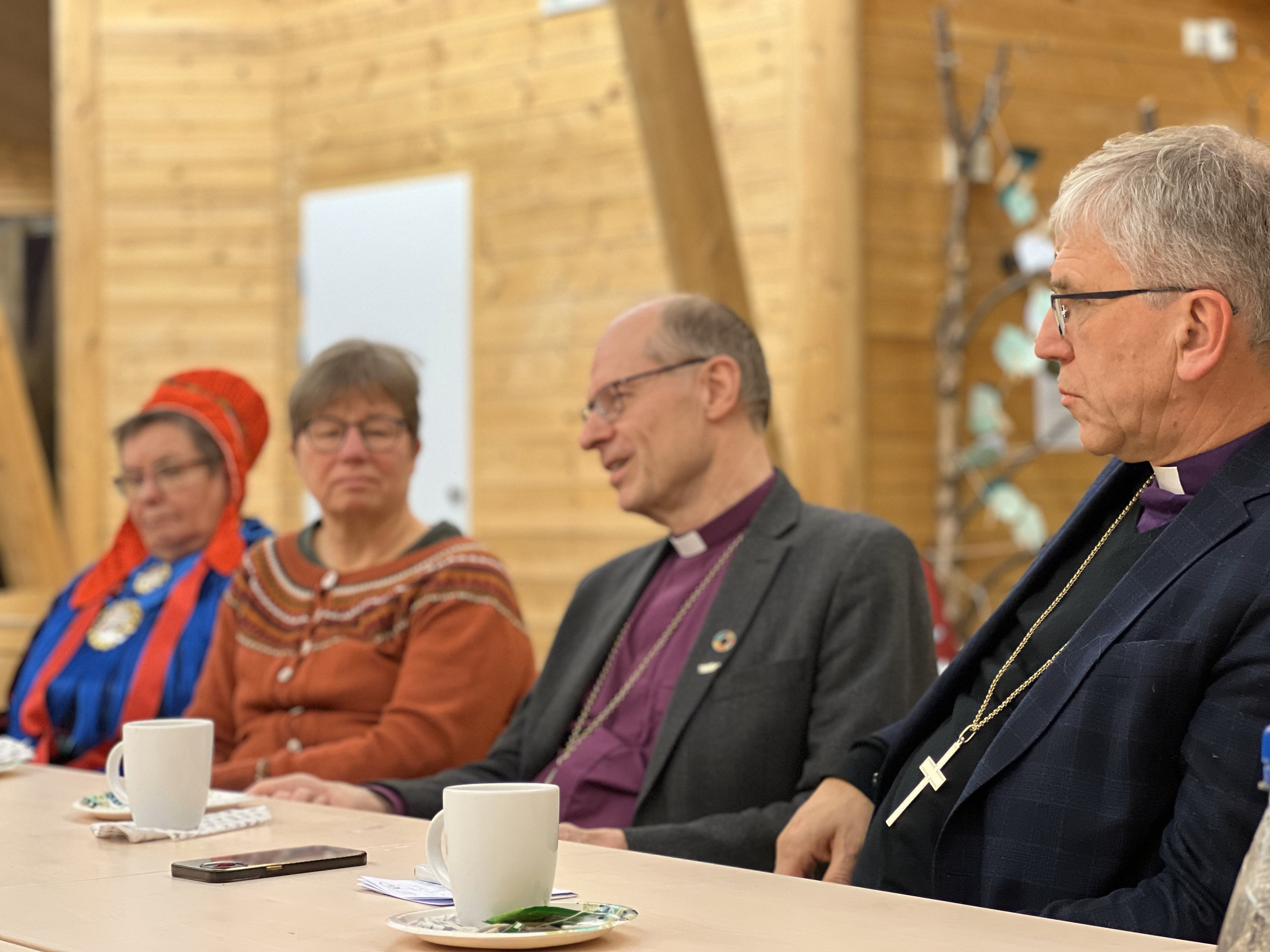 Bilde av preses Olav Fykse Tveit, biskop Olav Øygard, stiftsdirektør Anne Skoglund og medlem av Samisk Kirkeråd Elin Sabbasen.