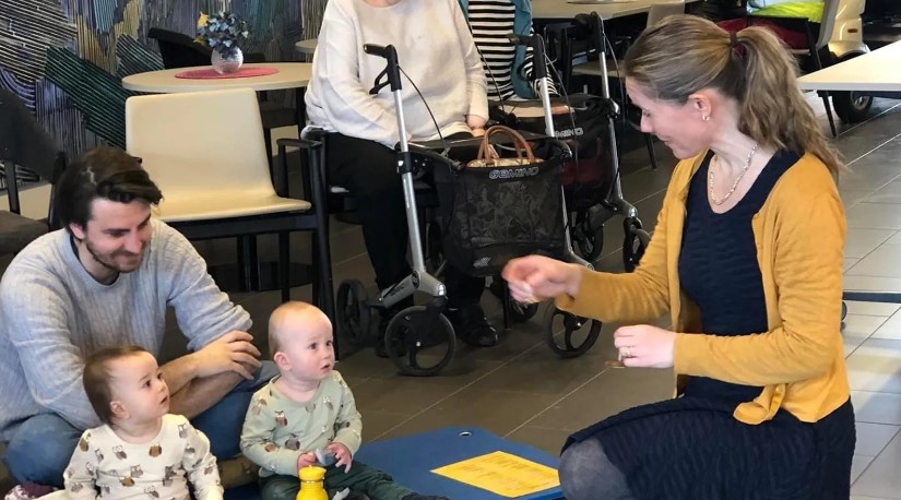 Menighetsmusiker Svanhild har Babysang på Ullerud helsehus