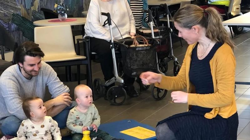 Menighetsmusiker Svanhild har Babysang på Ullerud helsehus